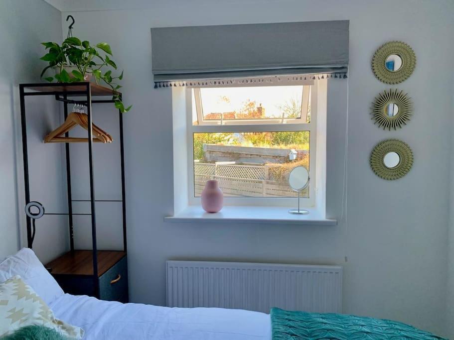 May Cottage - Heart Of Vibrant Village & 10 Mins Walk To Beach Milford on Sea Luaran gambar
